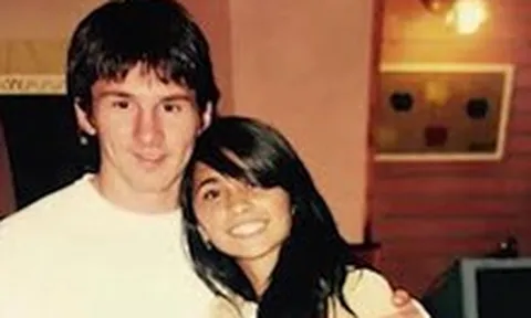 Messi lần đầu 'nói xấu vợ': Thú nhận quên nụ hôn đầu, không cần tỏ tình