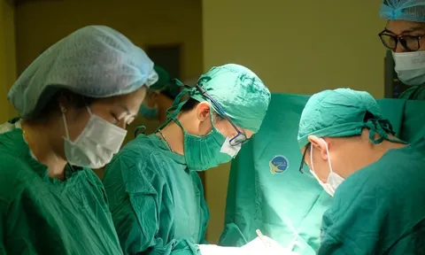 Nam công nhân suýt lìa đầu vì bị cửa thang máy kẹp cổ