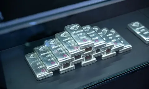 Giá bạc hôm nay tiếp tục giảm sâu