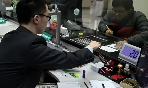 Nhận được 15 tỷ đồng tiền đền bù đất, người đàn ông gửi ngân hàng lấy lãi 500 triệu/năm, đến ngày đáo hạn thì được thông báo: "Sổ tiết kiệm là giả, anh tìm người khác giải quyết đi"