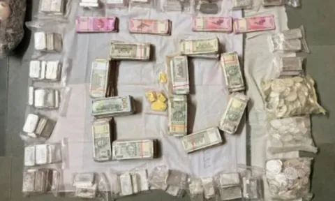 Đột kích tư gia một môi giới chứng khoán, tịch thu 1,2 kg vàng trị giá 4,7 tỷ đồng, 110 kg bạc giá 7,8 tỷ đồng, 1,4 tỷ tiền mặt, tài sản vượt xa thu nhập hợp pháp