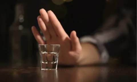 Vì sao uống rượu không giúp cơ thể ấm hơn?