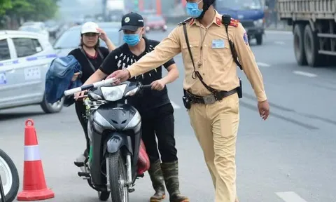 Chuyển hướng không bật xi nhan, người điều khiển xe máy có thể bị phạt đến 14 triệu đồng, trừ 10 điểm GPLX