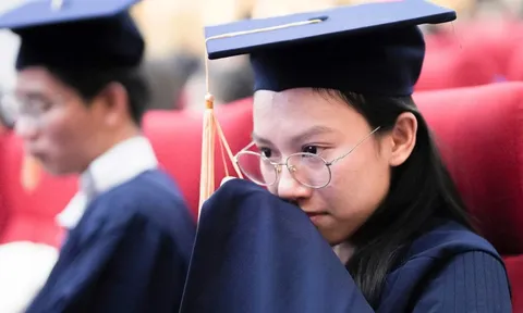 Giọt nước mắt hạnh phúc của những thủ khoa vượt khó