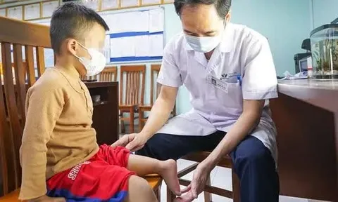 Xoay cẳng chân 180 độ tạo khớp gối mới cho bé trai 5 tuổi