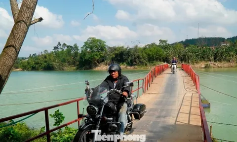 Nối xong cầu phao bị lũ cuốn đứt trên thượng nguồn sông Hương