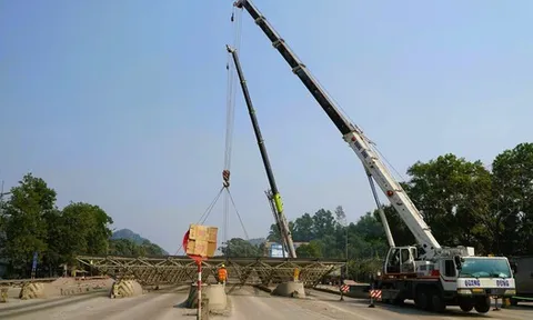 Tháo dỡ trạm thu phí BOT bỏ hoang 9 năm trên quốc lộ