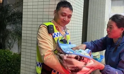 Sản phụ sinh bé trai ngay trên xe tuần tra CSGT