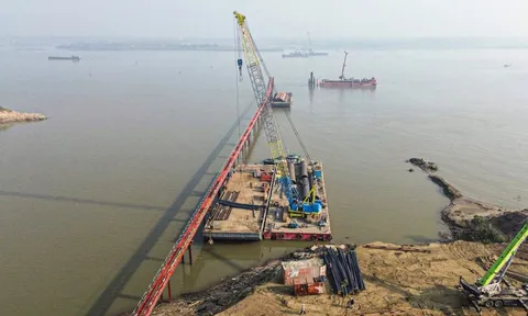 Cận cảnh công trường thi công cầu Thượng Cát hơn 7.300 tỷ đồng bắc qua sông Hồng