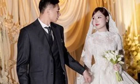 Ảnh cưới nét căng của thủ môn U23 Việt Nam và vợ thạc sĩ