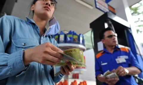 Giá xăng dầu đảo chiều đi lên, RON95 lên gần 19.000 đồng/lít