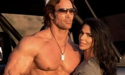 "Gã quái vật thể hình" mang gương mặt thiên thần, nhìn sang người vợ còn choáng hơn