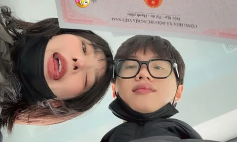 1 nam rapper Việt và quản lý đăng ký kết hôn