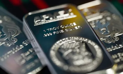 Giá bạc sẽ đi về đâu sau khi tăng vọt 170%? Chuyên gia dự báo ‘tảng đá’ ngáng đà tăng trong tương lai