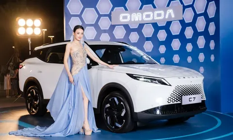 Omoda C7 chính thức nhận cọc tại Việt Nam: Giá dự kiến từ 839 triệu đồng, quyết đấu Mazda CX-5 bằng cấu hình PHEV và bảo hành 1 triệu km