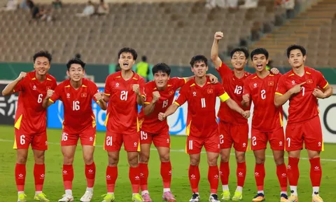 Hòa Minzy tặng quà, Trấn Thành tung ảnh đặc biệt chúc mừng khi U23 Việt Nam thắng U23 UAE