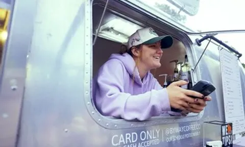 Cô gái 8X biến xe kéo cũ thành quán cà phê di động, thu hơn 13 tỷ mỗi năm