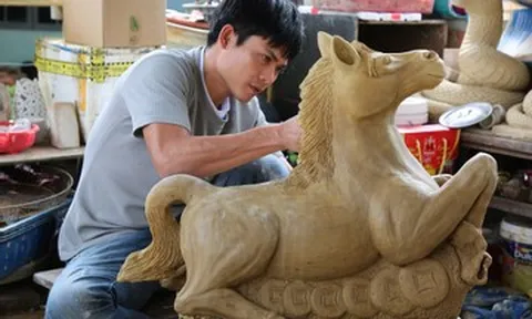 Thợ gốm làng nghề 500 tuổi 'chạy đua' từng ngày kịp làm linh vật ngựa đón Tết