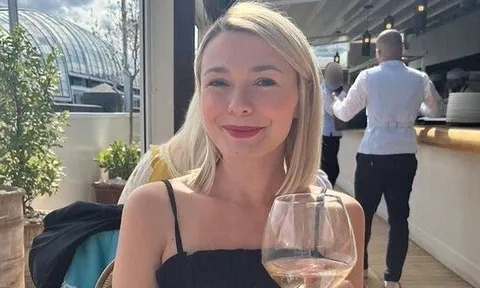 28 tuổi nhận chẩn đoán ung thư “chết người”, người phụ nữ nhớ lại: 1 dấu hiệu đã xuất hiện lúc uống rượu