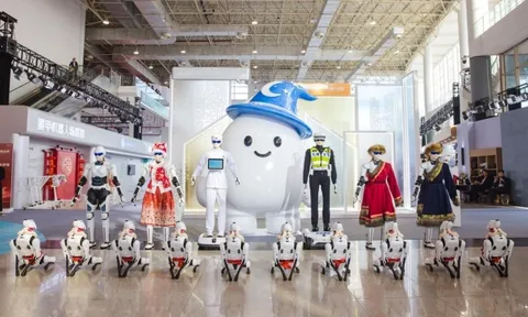 Hãng xe xây nhà máy ở Hưng Yên khoe robot hình người có thể nói được 10 thứ tiếng, di chuyển như người thật