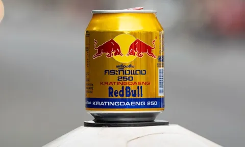 Từ cơn buồn ngủ của một doanh nhân đến đế chế tỉ đô: Sự thật ít biết về nguồn gốc “hàng Thái” của Red Bull