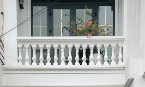 Ngôi nhà 102m2 gây thương nhớ với cổng lợp ngói lưu ly