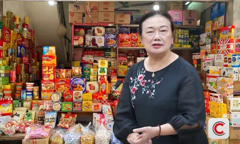 Hộ kinh doanh kể khách hàng mua hai gói mì 10.000 đồng, trả lại một gói cũng phải sửa hóa đơn: Chuyên gia Thuế nói gì?