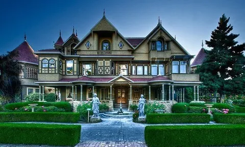 Những bí mật kinh hoàng về "ngôi nhà kỳ lạ nhất từng được xây dựng" có hơn 200 phòng, 10.000 cửa sổ và 2.000 cửa ra vào