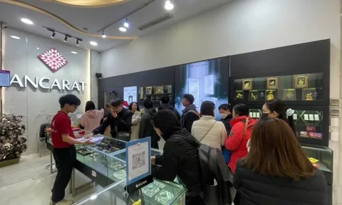 Bạc chính thức vượt 100 triệu đồng/kg