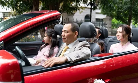 Khung hình hiếm có: Tỷ phú Phạm Nhật Vượng đích thân làm một việc trong đám cưới con trai