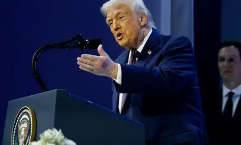 Nhà Trắng lý giải về vết bầm tím lạ trên tay Tổng thống Donald Trump tại Davos