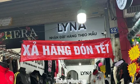 Vừa mở cửa trở lại, chợ Ninh Hiệp đã đua nhau 'xả hàng Tết'