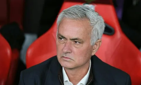Ghế của “người đặc biệt” Mourinho lung lay dữ dội