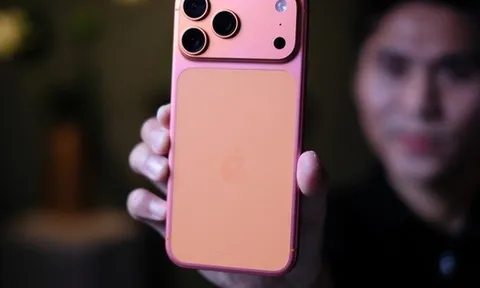 Tưởng chỉ là "đồn trên mạng", iPhone 17 Pro Max "đổi màu" từ Cam sang Hồng nay đã xuất hiện tại Việt Nam