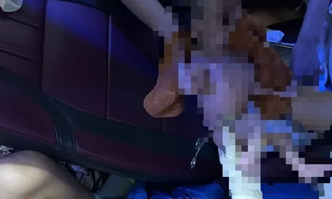 Khoảnh khắc y tế xã đỡ đẻ cho sản phụ mang song thai trên giường... xe khách