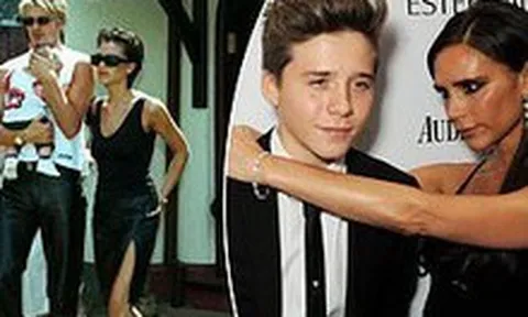 Bạn bè của Victoria Beckham bức xúc: Tại sao cô ấy không được nhảy thân mật với con trai của mình?