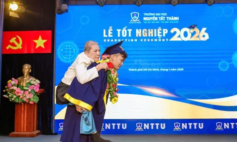 Nam sinh viên cõng mẹ lên sân khấu nhận bằng tốt nghiệp gây xúc động mạnh
