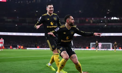 Man Utd trả giá đắt cho chiến thắng trước Arsenal