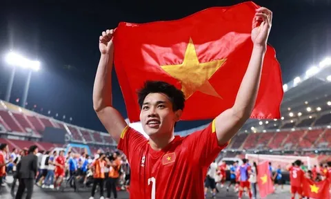 Thực hư hình ảnh Á hậu Cẩm Ly ra sân bay đón cầu thủ Đình Bắc?