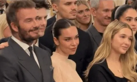 Nhìn ánh mắt tự hào của Harper và 2 anh trai dành cho mẹ-Victoria mới thấy bài "phốt" của Brooklyn lố bịch thế nào