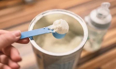 Bộ Y tế cảnh báo, yêu cầu dừng bán 5 loại sữa ngoại nghi nhiễm độc tố