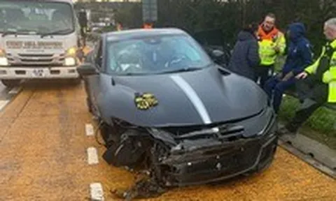 Tiền đạo Tottenham tai nạn xe hơi, chiếc Ferrari biến dạng