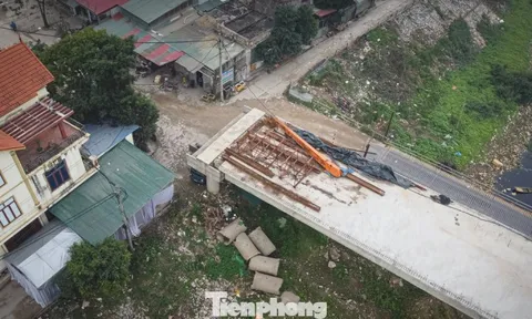 Hà Nội: Cầu 90 tỷ 'đắp chiếu', sắt thép gỉ sét chờ mặt bằng