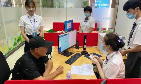 Nhận được 842 triệu đồng tiền chuyển khoản nhầm từ ngân hàng, người đàn ông rút ra tiêu sạch rồi bị khởi kiện, tòa án tuyên bố: “Không cần trả lại”