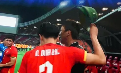 Đình Bắc hé lộ lý do đội mũ cối cho HLV Kim Sang-sik, khoảnh khắc viral khắp cõi mạng trở thành hình ảnh của năm