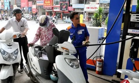 Giá xăng đảo chiều đi lên, RON95 sát mốc 19.000 đồng/lít