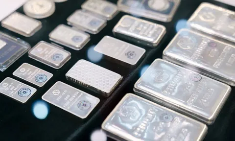 Bạc rơi thẳng đứng - mất 22 triệu đồng/kg từ đỉnh