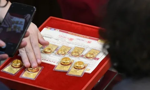 Giá vàng đột ngột sập mạnh không ngừng ở Việt Nam sau một quyết định của Tổng thống Trump