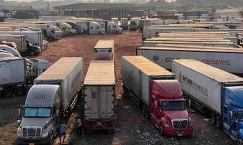 Bộ Nông nghiệp và Môi trường lên tiếng việc 300.000 tấn hàng ùn tắc ở cửa khẩu