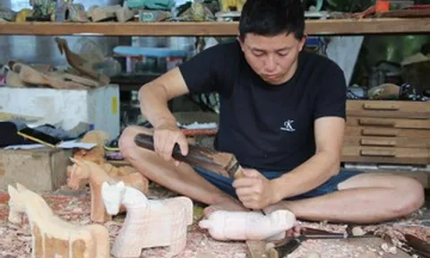 Thợ mộc Hội An 'mỏi tay' tạc tượng ngựa hình thù độc đáo dịp Tết